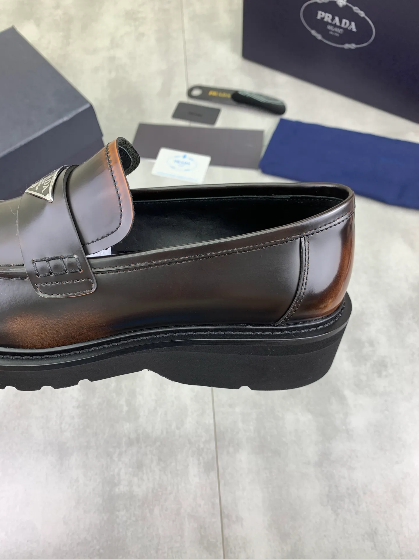 Factory price P880💰Original quality, top version🔱 ＰＲＡＤＡPrada. Men’s business casual leather shoes, top quality products. 1:1 shipment⬆️Luxurious and noble👞All imported original color-brushed edge beads, just to create a more comfortable wearing experience. Upper: Original comfortable open-edge bead rubbed color calfskin➕Top imported water-dyed full cow lining, original high-end lightweight and comfortable TPU foam combination bottom✔️Code number: 39-44 (38 45) 46 47 can be customized)